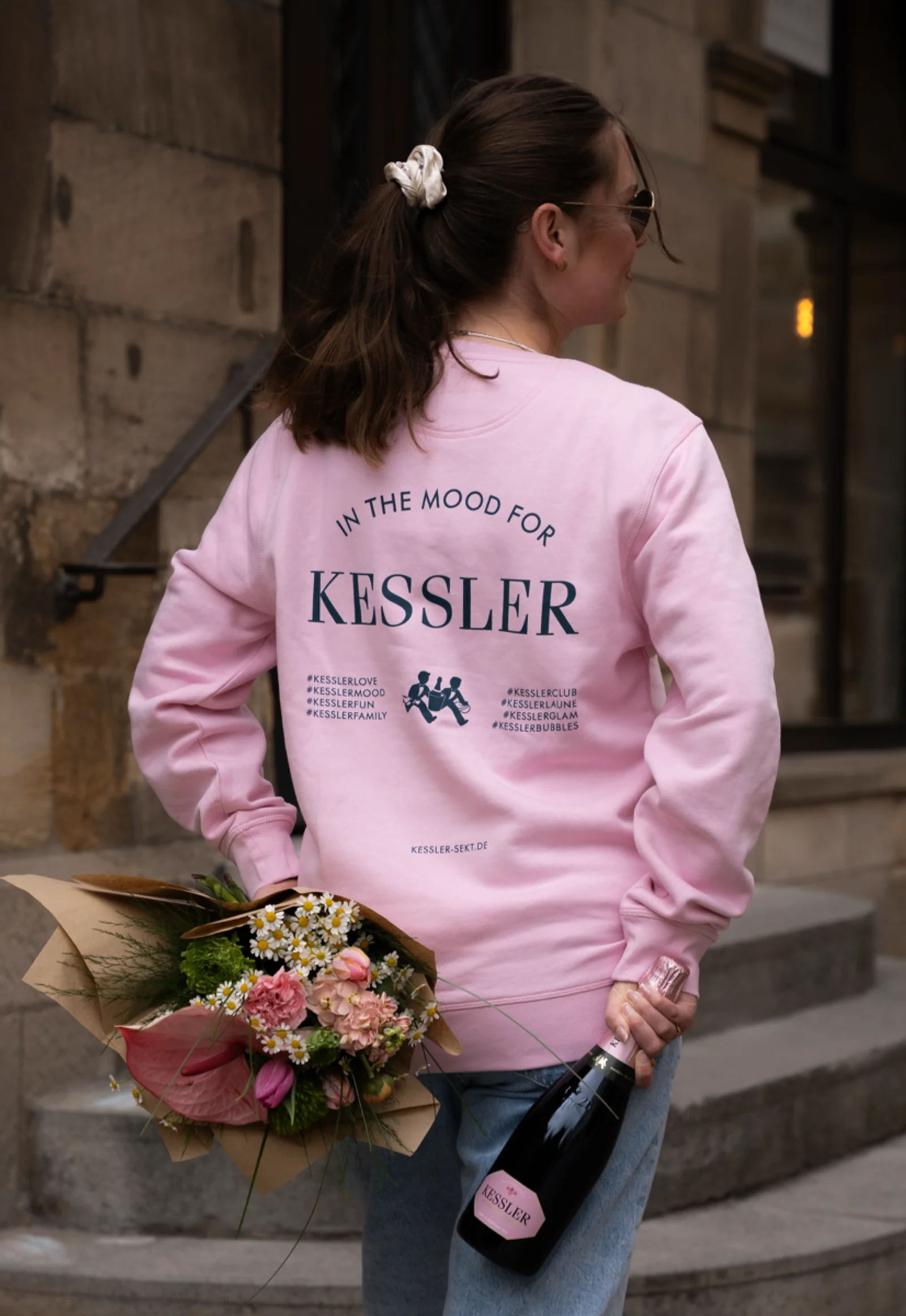 Rosafarbener Kessler-Pullover mit dem Rückenprint »In the mood for Kessler«, getragen in der Esslinger Altstadt