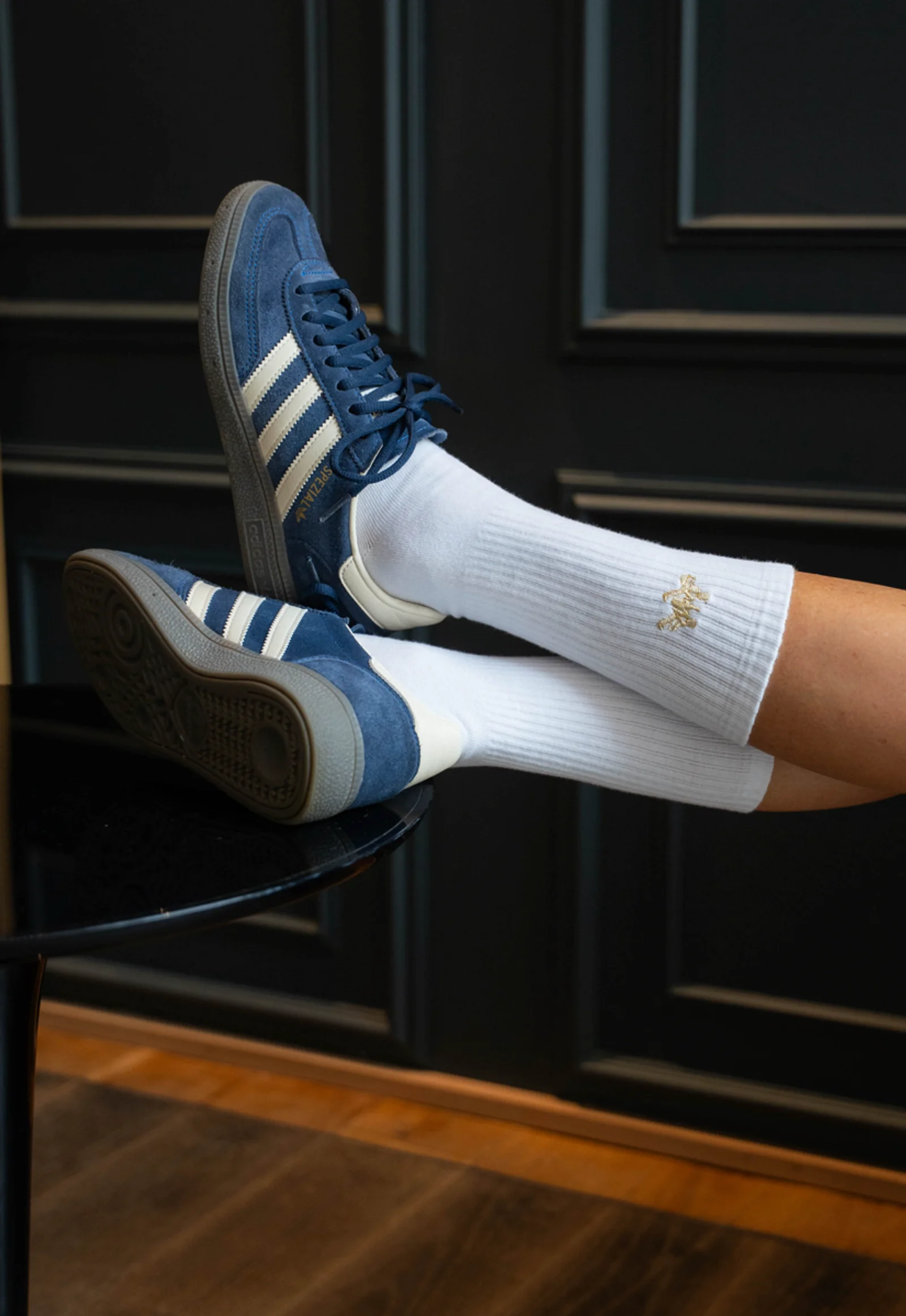 Weiße Kessler-Tennissocken mit Streifen, getragen zu blauen Sneakern