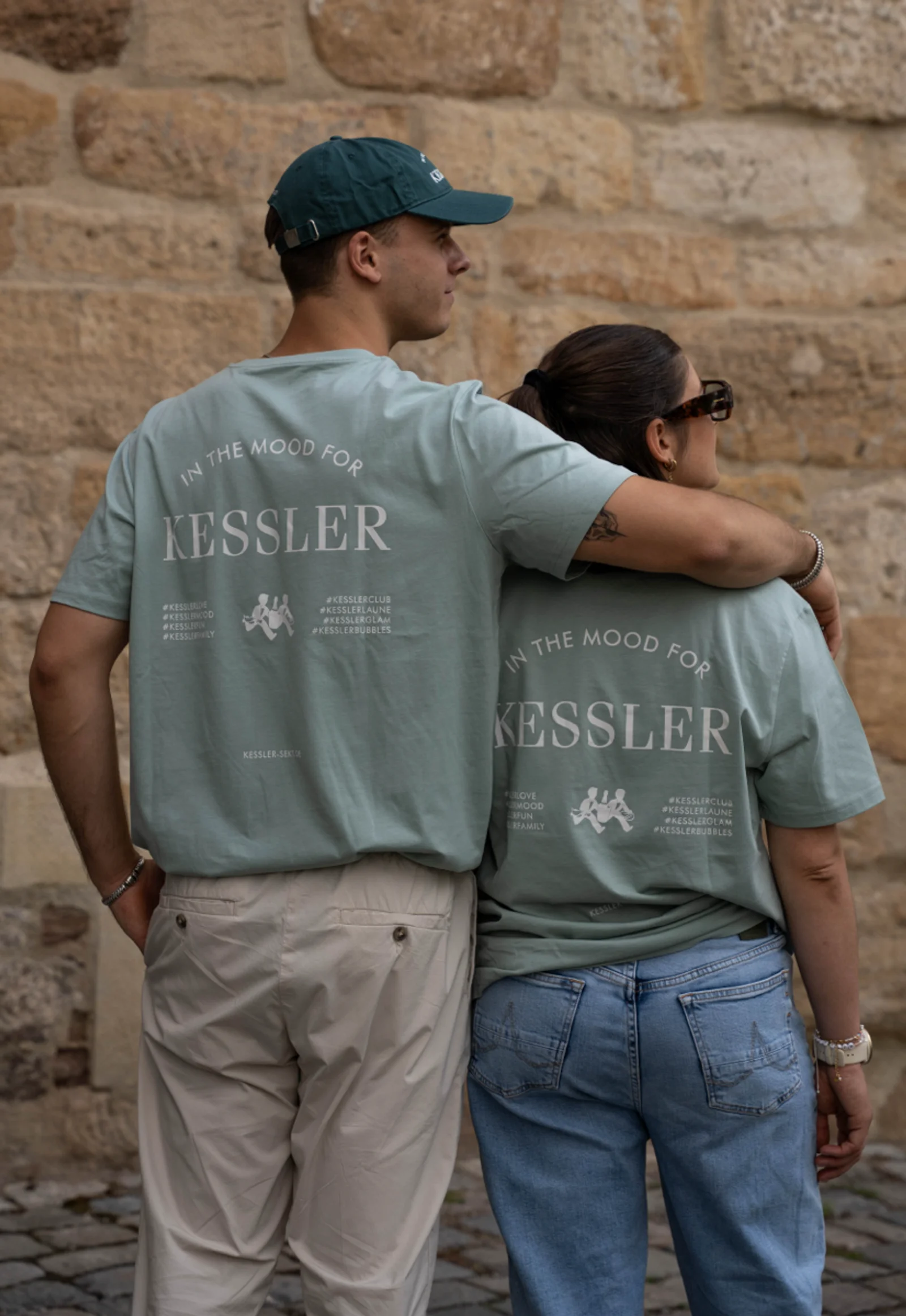 Paar in den grünen Kessler-Jubiläums-Shirts in der Esslinger Altstadt